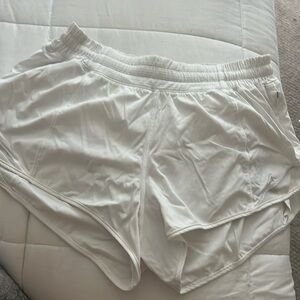 lulu lemon hotty hot white shorts 2.5”